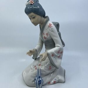 Cascade Collectible Porcelain Geisha Made in Spain Missing Flower
